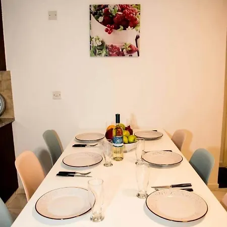 Appartement Miriams Apt In The Center Of Finikoudes- Larnaca
