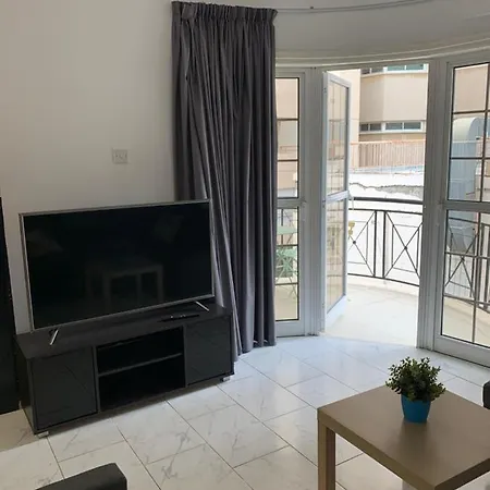 Miriams Apt In The Center Of Finikoudes- דירה